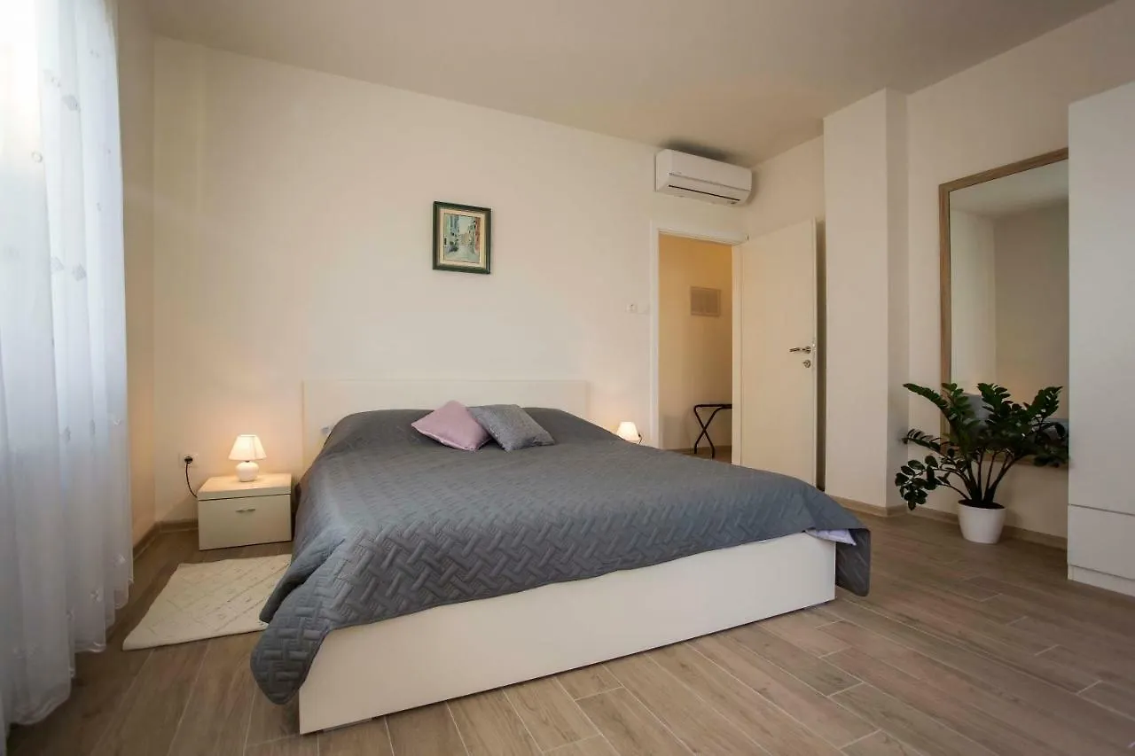 Apartment With Terrace And Parking Rovinj 0*,